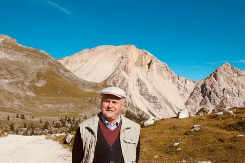 Der erste Träger des neu geschaffenen Merit Ladin steht fest: Die Expertenjury sprach sich in dieser Woche einstimmig für den über die Grenzen Südtirols hinaus bekannten Linguisten Lois Craffonara (im Bild) aus. (Foto: LPA/Lois Craffonara)