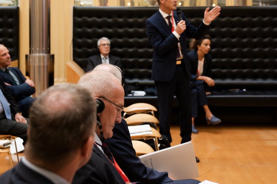 Walter Obwexer, direttore scientifico del convegno 50 anni del Secondo Statuto di Autonomia, ha introdotto il ricco programma del convegno. (Foto: ASP/Claudia Corrent)