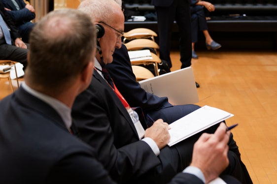Walter Obwexer, wissenschaftlicher Leiter der Tagung 50 Jahre Zweites Autonomiestatut, führte in das reichhaltige Tagungsprogramm ein. (Foto: LPA/Claudia Corrent)