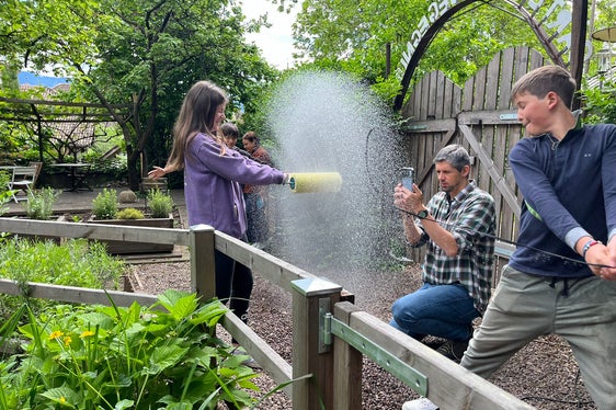 Jugendkulturprogramm 2023/24: Bei Film- und Foto-Workshops erhielten die Teilnehmenden praktische Tipps, wie Porträts besser zum Ausdruck kommen und wie Bewegung Bilder spannend macht sowie neue Perspektiven beim Filmen, hier im Jump Eppan. Foto: LPA/Landesamt für Jugendarbeit)