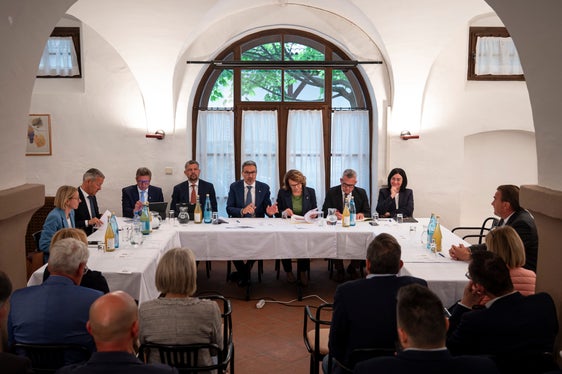 Zur Halbzeit der Legislaturperiode 2024-2028 trifft sich die Landesregierung bei Sondersitzungen in den Bezirken mit den Präsidentinnen und Präsidenten der Bezirksgemeinschaften sowie den Bürgermeisterinnen und Bürgermeistern. Das vierte Treffen fand am 5. Mai in der Fachoberschule für Landwirtschaft Auer mit dem Präsidenten der Bezirksgemeinschaft Überetsch Unterland, Hansjörg Zelger, und den Bürgermeisterinnen und Bürgermeistern des Bezirks statt. (Foto: LPA/Fabio Brucculeri)