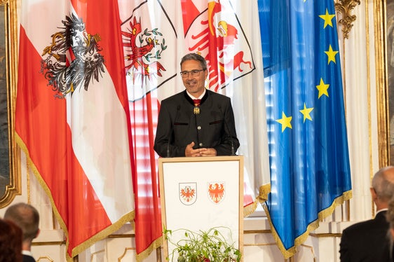 Il presidente della Provincia autonoma di Bolzano Arno Kompatscher: Abbiamo bisogno di un ritorno ai valori comuni. L'esempio di persone che hanno lavorato per la comunità è preziosi in questo senso. (Foto: Land Tirol/die Fotografen)