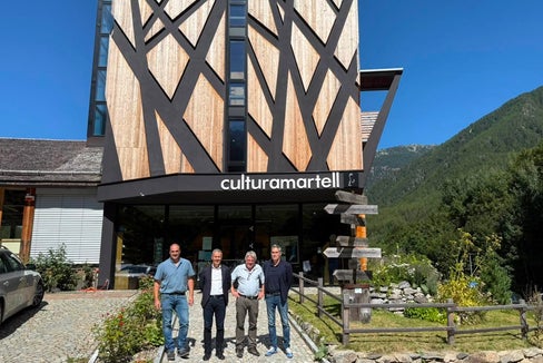 Besuch im Nationalparkhaus culturamartell (von links): Gemeindereferent Roland Schwienbacher, Landesrat Peter Brunner, Martells Bürgermeister Georg Altstätter und Hanspeter Gunsch, Direktor des Landesamtes für den Nationalpark Stilfserjoch. (Foto: LPA/Thomas Bodner)