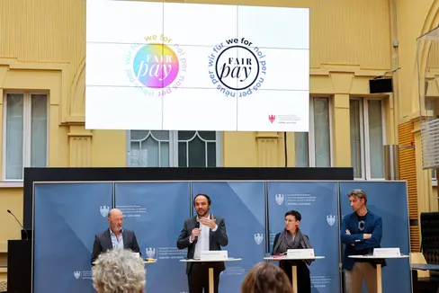 Ein gemeinsames Logo für alle Partner, die sich am Fairness-Prozess beteiligen, wurde am 22. September in Bozen von Volker Klotz (von links), Direktor der Abteilung Deutsche Kultur, Landesrat Philipp Achammer, SAAV-Geschäftsführerin Joanna Voss und PERFAS-Vorsitzender Peter Schorn vorgestellt. (Foto: LPA/Clara Masiero)