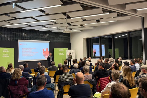Zahlreiche Interessierte informierten sich am 6. Oktober im NOBIS in Bruneck über konkrete Klimaschutzmaßnahmen und die Umsetzung des Klimaplans Südtirol 2040. Darin hat sich Südtirol das ehrgeizige Ziel gesetzt, bis zum Jahr 2040 netto-klimaneutral zu sein“, erklärte Landesrat Peter Brunner. (Foto: LPA/Thomas Bodner)