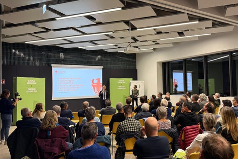 Zahlreiche Interessierte informierten sich am 6. Oktober im NOBIS in Bruneck über konkrete Klimaschutzmaßnahmen und die Umsetzung des Klimaplans Südtirol 2040. Darin hat sich Südtirol das ehrgeizige Ziel gesetzt, bis zum Jahr 2040 netto-klimaneutral zu sein“, erklärte Landesrat Peter Brunner. (Foto: LPA/Thomas Bodner)