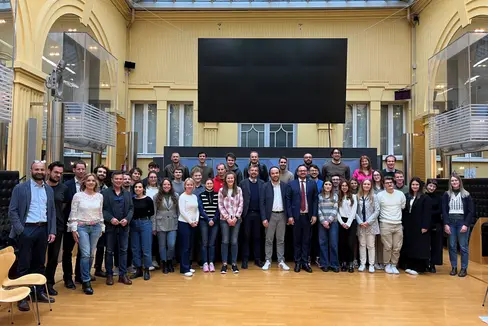 Die drei neuen Jugendbeiräte bilden gemeinsam den sprachgruppenübergreifenden Landesjugendbeirat, der gestern Abend im Innenhof des Palais Widmann in Bozen seine Arbeit aufgenommen hat; im Zentrum von links die drei zuständigen Landesräte Daniel Alfreider, Philipp Achammer und Marco Galateo. (Foto: LPA/Nicole Abler)