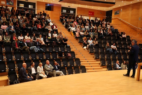 A Bolzano si è tenuta una conferenza tra le segretarie e i segretari scolastici di tutti e tre i gruppi linguistici sotto la direzione del direttore della Formazione e Istruzione tedesca Gustav Tschenett (sul palco a destra) sul loro lavoro, i loro progetti e lo sviluppo del loro ruolo. Vi hanno partecipato (seduti in prima fila, da sinsitra) anche il direttore del Dipartimento Personale, Günther Burger, l'assessore provinciale all'Istruzione tedesca, Philipp Achammer, e l'assessora provinciale al Personale, Magdalena Amhof. (Foto: USP/Karin Leiter)