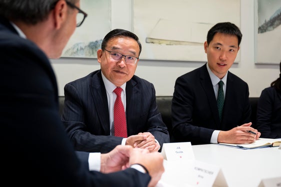 Tra Kompatscher (di spalle) e l'ambasciatore Jia Guide, affiancato dal segretario Wu Yize, un fruttuoso confronto sugli ottimi rapporti bilaterali esistenti tra Italia e Cina e sulla possibile cooperazione tra l’economia locale e quella della Repubblica Popolare Cinese. (Foto: USP/Fabio Brucculeri)