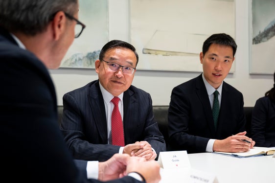 Tra Kompatscher (di spalle) e l'ambasciatore Jia Guide, affiancato dal segretario Wu Yize, un fruttuoso confronto sugli ottimi rapporti bilaterali esistenti tra Italia e Cina e sulla possibile cooperazione tra l’economia locale e quella della Repubblica Popolare Cinese. (Foto: USP/Fabio Brucculeri)