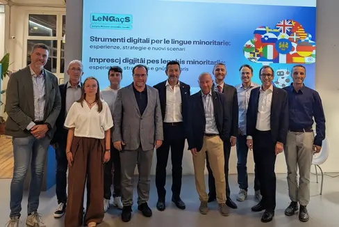 L’equipe d’organizzazione e i relatori del convegno: insieme per dare utilità alle lingue retoromanze nello spazio digitale. Da sinistra: i project manager Francesco Contin e Federico Grione, Sara Menazzi (ARLeF), il partner tecnologico Andrea Virgilio, William Cisilino (direttore di ARLeF), Eros Cisilino (presidente di ARLeF), Marco Giacomello (società In-House INSIEL), il direttore di Ripartizione Mathias Stuflesser, Samuel Frontull (Università di Innsbruck), il segretario generale Andreas Gabriel (Lia Rumantscha), Robert Sama (DIGI-RLF). (Foto: Direzione Istruzione, Formazione e Cultura ladina)