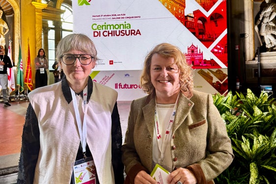 L'assessora provinciale alla Coesione sociale, Rosmarie Pamer (a destra nella foto), ha partecipato al Festival delle Regioni assieme alla rispettiva direttrice di Dipartimento, Michela Morandini. (Foto: USP/Dipartimento Coesione sociale, Famiglia, Anziani, Cooperative e Volontariato)