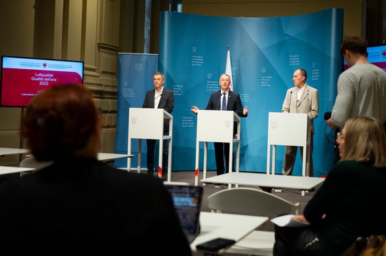 I dati misurati nel 2023 sono stati al centro della conferenza stampa sulla qualità dell'aria con l'assessore provinciale Peter Brunner (al centro) e i direttori degli uffici competenti Georg Pichler (a sinistra) e Luca Verdi (a destra). (Foto: ASP/Fabio Brucculeri)