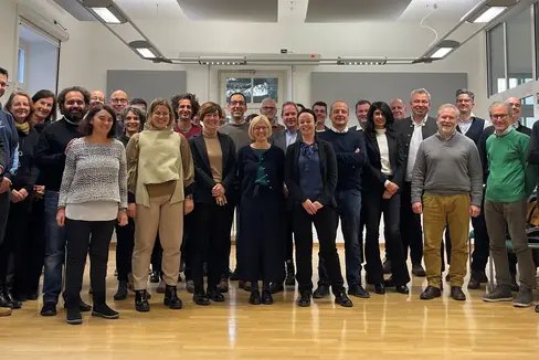 Foto di gruppo con i partecipanti al corso di formazione insieme al Direttore generale della Provincia Alexander Steiner (nella foto il sesto da destra) e il direttore dell'Ufficio Sviluppo personale Günter Sölva (nella foto il primo a sinistra). (Foto: ASP)