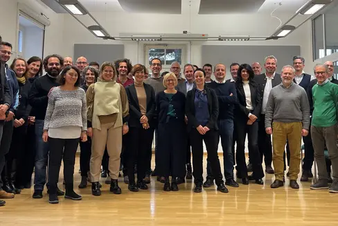 Gruppenbild der neuen Amtsdirektoren und Amtsdirektorinnen mit Generalsdirektor Steiner (6. v. r.) und dem Direktor des Amtes für Personalentwicklung, Günter Sölva (ganz links) (Foto: LPA)