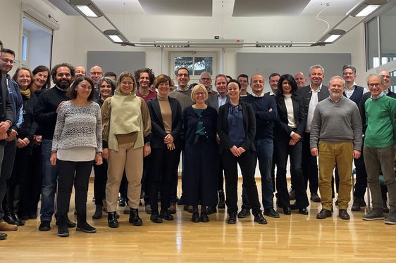 Gruppenbild der neuen Amtsdirektoren und Amtsdirektorinnen mit Generalsdirektor Steiner (6. v. r.) und dem Direktor des Amtes für Personalentwicklung, Günter Sölva (ganz links) (Foto: LPA)