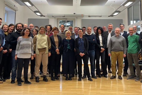 Foto di gruppo con i partecipanti al corso di formazione insieme al Direttore generale della Provincia Alexander Steiner (nella foto il sesto da destra) e il direttore dell'Ufficio Sviluppo personale Günter Sölva (nella foto il primo a sinistra). (Foto: ASP)