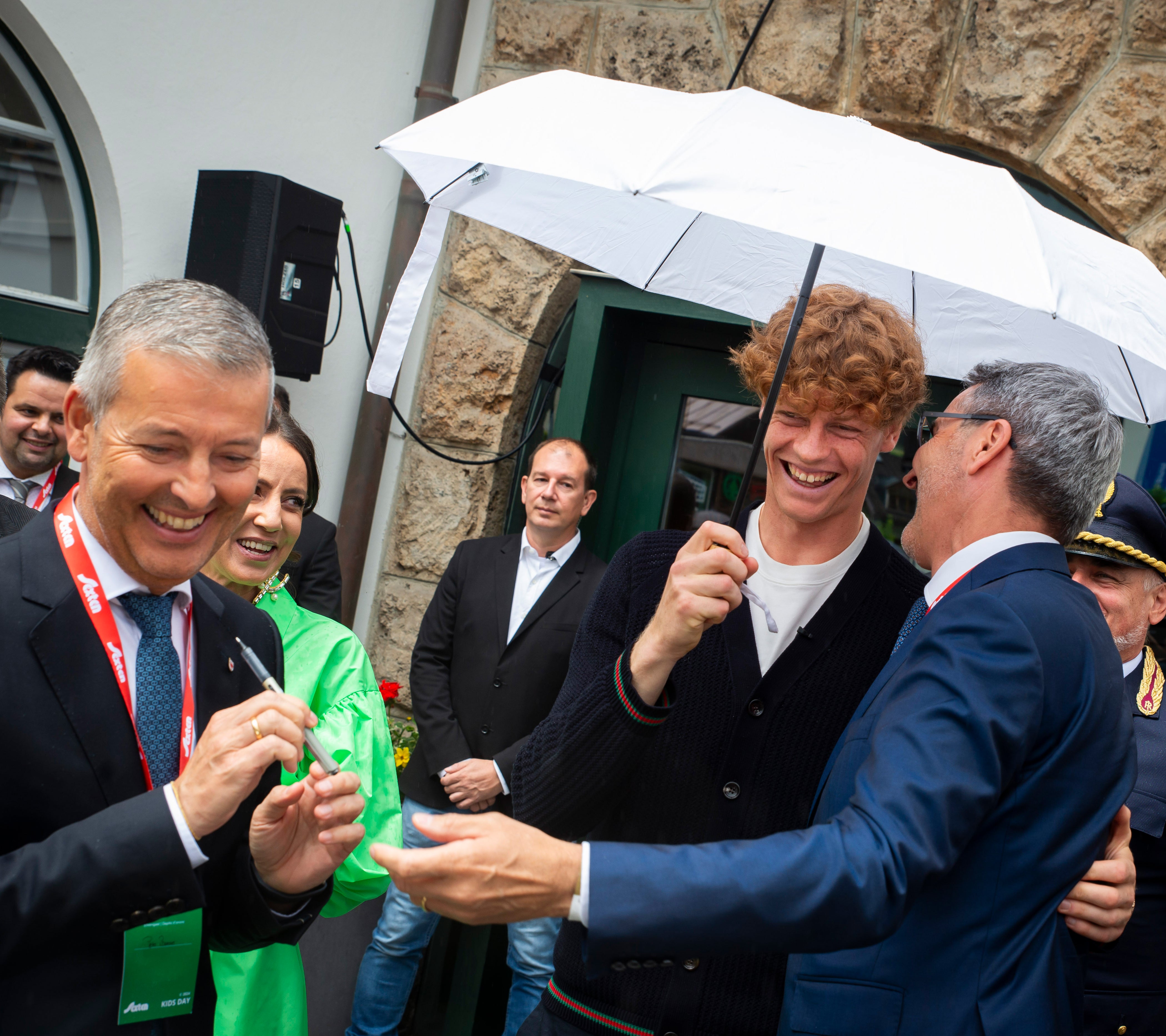 L'assessore Peter Brunner (nella foto a sinistra) e il presidente Arno Kompatscher insieme a Jannik Sinner. Dietro a una vetrina, unica, come le Olimpiadi, bisogna ricordare il lavoro che queste ragazze e ragazzi hanno fatto, anche grazie al forte e lodevole impegno messo in campo dalle associazioni, dalle famiglie e dalle società sportive presenti su tutto il territorio provinciale, sottolineato l'assessore provinciale allo sport. (Foto: ASP/Fabio Brucculeri)