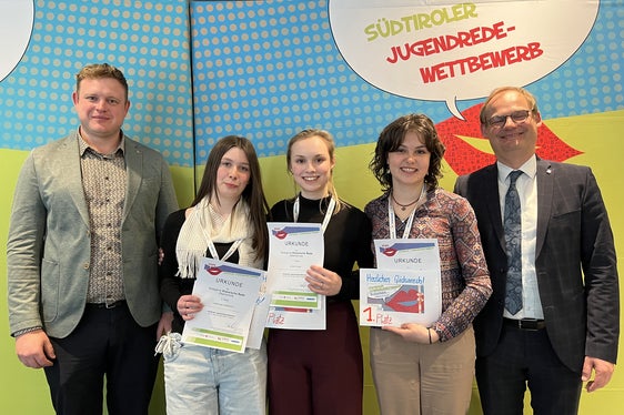 Sieger Klassische Rede Oberschule (von links): Philipp Tarfusser (Stellvertretender Vorsitzender Südtiroler Jugendring), 3. Platz Marlene Bormuth, 1. Platz Elena Plank, 1. Platz Olivia Kaufmann, Hannes Wieser (Vertriebsdirektor Volksbank) (Foto: LPA/Anita Demetz)