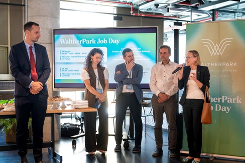 Die Eröffnung des Job Day im WaltherPark in Bozen mit dem Präsidenten des Walther Park S.P.A., Thibault Chavanat (im Bild von links), Silvia Fraccaroli sowie Giuseppe Tilone von Svicom, dem Unternehmen, das den WaltherPark führt, Abteilungsdirektor Stefan Luther und Landesrätin Magdalena Amhof. (Foto: LPA/Fabio Brucculeri)