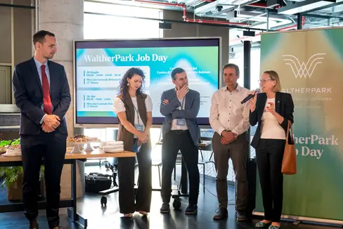 L'inaugurazione del Job Day al WaltherPark di Bolzano con il presidente della Walther Park SpA, Thibault Chavanat (nella foto, da sinistra), Silvia Fraccaroli e Giuseppe Tilone di Svicom SpA, la società che gestisce il WaltherPark, il direttore di Ripartizione Stefan Luther e l'assessora provinciale Magdalena Amhof. (Foto: USP/Fabio Brucculeri)