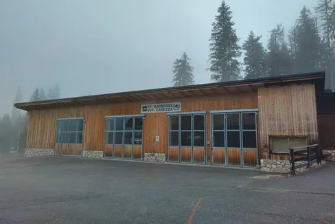 Dopo l'approvazione della Giunta provinciale, la caserma dei vigili del fuoco di Carezza (nella foto) sarà ceduta gratuitamente al Comune di Nova Levante. (Foto: USP/Agenzia Demanio provinciale)