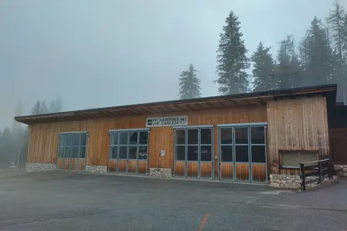 Nach der Zustimmung der Landesregierung wird die Feuerwehrhalle Karersee (im Bild) samt Grundfläche unentgeltlich an die Gemeinde Welschnofen übertragen. (Foto: LPA/Agentur Landesdomäne)