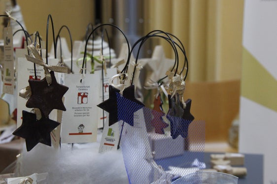 Presso il mercatino di Natale organizzato dai laboratori sociali dell'Alto Adige, tutti i prodotti artigianali potranno venire acquistati oggi fino alle 15.30. (Foto: ASP/Hannes Wisthaler)