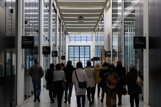 Die Teilnehmerinnen und Teilnehmer des Bibliotheksforums konnten im Anschluss an die Veranstaltung den NOI Techpark besichtigen. (Foto: LPA/Amt für Bibliotheken und Lesen)