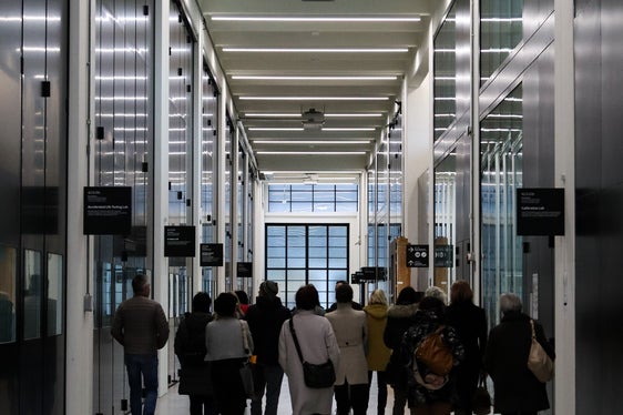 Die Teilnehmerinnen und Teilnehmer des Bibliotheksforums konnten im Anschluss an die Veranstaltung den NOI Techpark besichtigen. (Foto: LPA/Amt für Bibliotheken und Lesen)