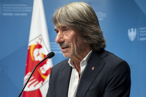 Con l'introduzione degli assistenti infermieri, potenziamo le équipe infermieristiche e rispondiamo alla crescente domanda di professioni sanitarie qualificate, afferma l'assessore provinciale alla Prevenzione sanitaria e Salute Hubert Messner. (Foto: USP/Fabio Brucculeri)