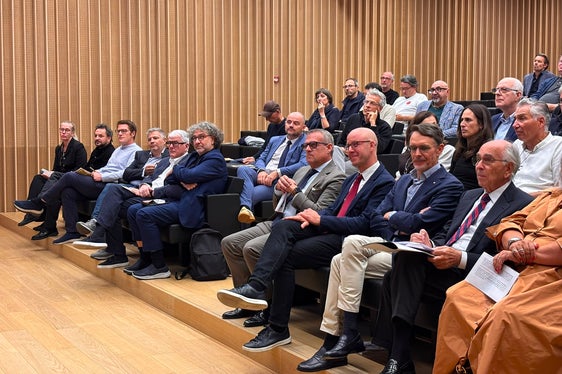 Hanno preso parte all'inaugurazione della mostra itinerante del Premio Dedalo Minosse: da destra il presidente di ALA Assoarchitetti & Ingegneri Bruno Gabbiani, il direttore generale della Libera Università di Bolzano Günther Mathà, il rettore dell'ateneo altoatesino Alex Weissensteiner e l'assessore provinciale alle Opere pubbliche, Valorizzazione del patrimonio, Libro fondiario e Catasto Christian Bianchi. Alle sue spalle, una fila sopra, si distingue anche il direttore di Dipartimento Daniel Bedin. (Foto: USP/unibz)