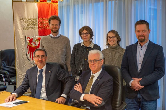 Landeshauptmann Arno Kompatscher hat den Rat der Ingenieurkammer mit an der Spitze Präsident Claudio Sartori im Landhaus 1 in Bozen empfangen, mit im Bild (v.r.) Vizepräsident Michael Pfeifer und die Ratsmitglieder Marlene Rinner, Silva Santagati und Hannes Weiss teil. (Foto: LPA/Fabio Brucculeri)