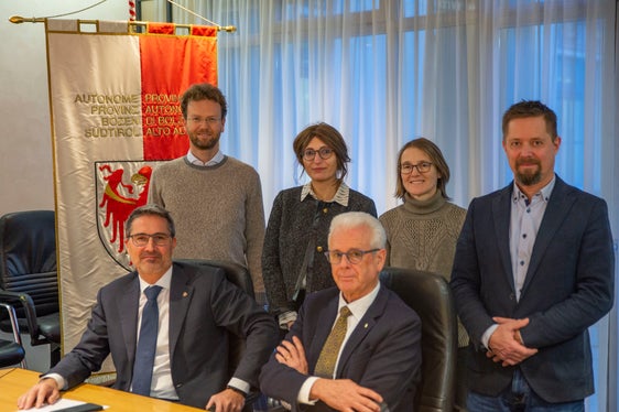 Landeshauptmann Arno Kompatscher hat den Rat der Ingenieurkammer mit an der Spitze Präsident Claudio Sartori im Landhaus 1 in Bozen empfangen, mit im Bild (v.r.) Vizepräsident Michael Pfeifer und die Ratsmitglieder Marlene Rinner, Silva Santagati und Hannes Weiss teil. (Foto: LPA/Fabio Brucculeri)