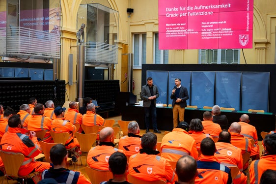 Abteilungsdirektor Philipp Sicher und Landesrat Daniel Alfreider hießen die neuen Mitarbeiter willkommen und verweisen auf die Wichtigkeit ihrer Arbeit für sichere Straßen. (Foto: LPA/Fabio Brucculeri)