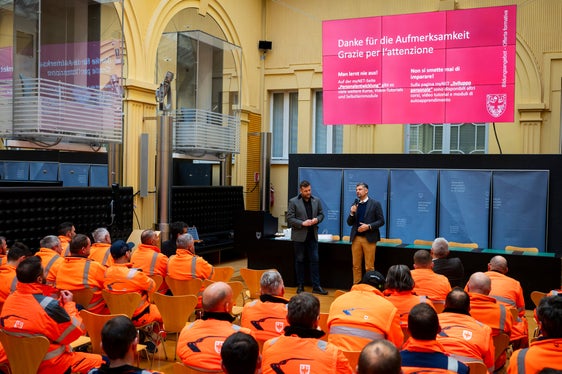 Abteilungsdirektor Philipp Sicher und Landesrat Daniel Alfreider hießen die neuen Mitarbeiter willkommen und verweisen auf die Wichtigkeit ihrer Arbeit für sichere Straßen. (Foto: LPA/Fabio Brucculeri)
