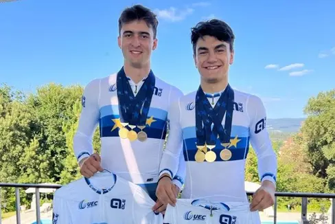Medaillensegen für Matteo Bianchi (links) und Mattia Predomo bei den Bahnrad-Nachwuchs-Europameisterschaften in Portugal. (Foto: LPA)