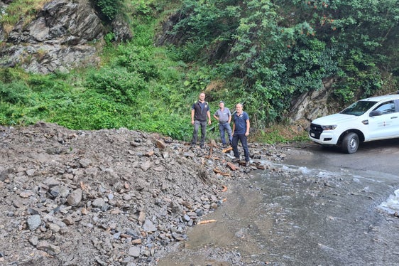 Begutachtung des Schadensausmaßes im Ederbach in Matatz/St. Martin in Passeier (v.l.): Bachaufseher Gufler, Vorarbeiter Hofer und Amtsdirektor Egger (Foto: LPA/Landesamt für Wildbach- und Lawinenverbauung West)