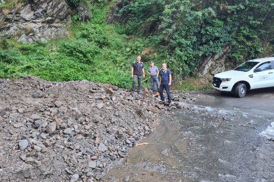 419 / 5,000
Translation results
Valutazione dell'entità del danno nel rio Edra a Matatz/San Martino in Passiria Nella foto da sin. Gufler, Hofer ed il direttore dell'ufficio Egger (Foto: ASP/Ufficio sistemazione bacini montani Ovest)
