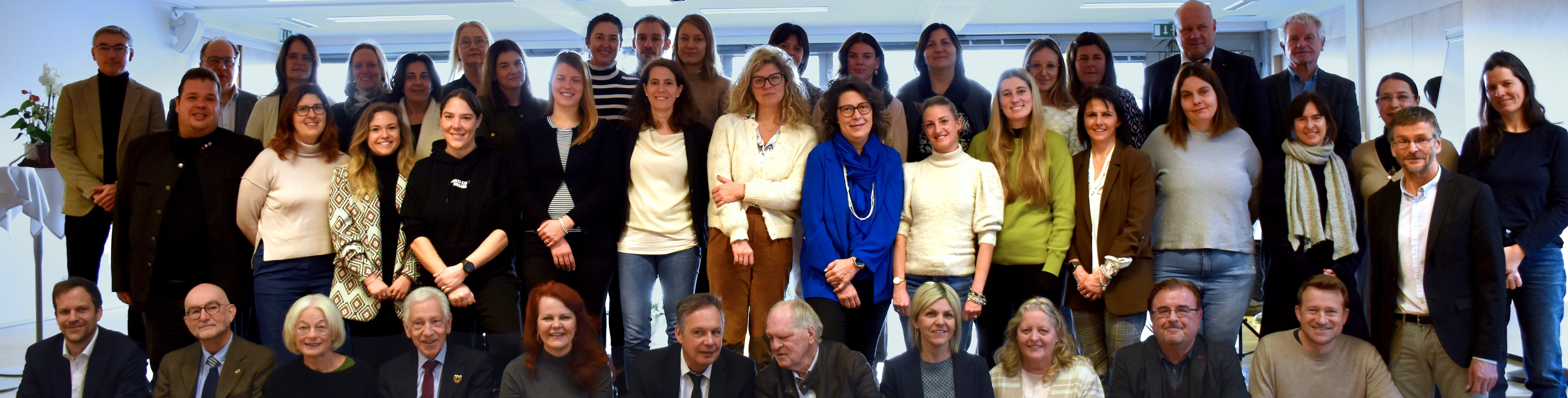 Das Treffen in Innsbruck mit Gründungsmitglied Mario Turri (Trentino, erste Reihe sitzend 2. von links), Bildungslandesrätin Cornelia Hagele und Bildungsdirektor Paul Gappmaier (Mitte), Gründungsmitglied Reinhold Wöll (ehemaliger Landesschulinspektor der Pflichtschulen in Tirol, erste Reihe sitzend 5. von rechts), die Projektleiterinnen Gerlinde Wright (Tirol) und Ilenia Valle (Trentino) (erste Reihe sitzend 3. und 4. von rechts) sowie Gründungsmitglied Ferdinand Treml (ehemaliger Bezirksschulinspektor Innsbruck, letzte Reihe, 1. von rechts) (Foto: Land Tirol)