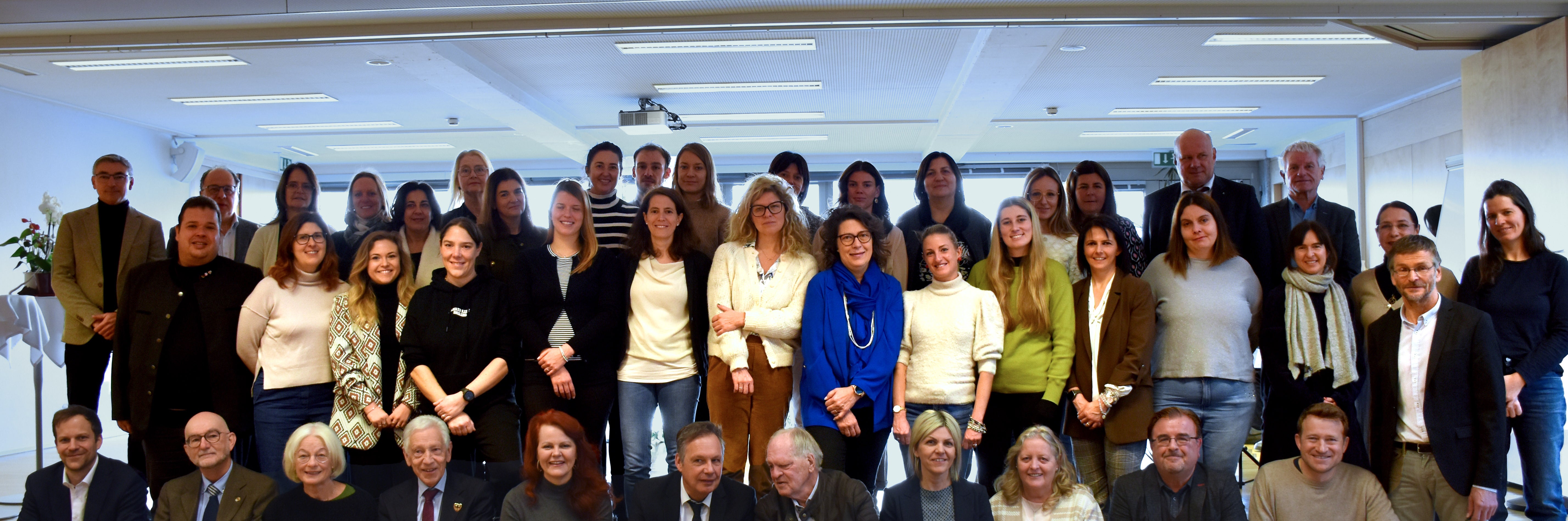 Il fondatore Mario Turri (in prima fila, seduto al secondo posto da sinistra), l'assessora tirolese all'Istruzione Cornelia Hagele e il direttore dell'Istruzione Paul Gappmaier (al centro), il fondatore Reinhold Wöll (ex ispettore scolastico statale per le scuole dell'obbligo in Tirolo, in prima fila, seduto al quinto posto da destra) e le fondatrici Gerlinde Wright e Ilenia Valle (in prima fila, sedute al terzo e quarto posto da destra) e il fondatore Ferdinand Treml (in ultima fila, primo da destra). (Foto: Land Tirol)