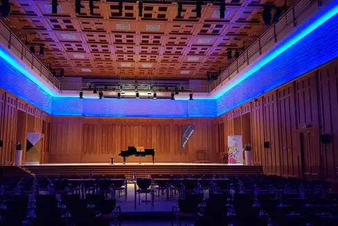 Kultur und Kunst fördert das Land unter anderem mit Zuweisungen an Kultureinrichtungen. Heute (28. Mai) wurden diese für das Bozner Stadttheater und Konzerthaus, das Meraner Stadttheater und Kurhaus, das Euregio-Kulturzentrum Toblach (im Bild der Gustav-Mahler-Saal im Euregio-Kulturzentrum), das Museion sowie für die Vereinigten Bühnen Bozen (VBB) von der Landesregierung gutgeheißen. (Foto: LPA/Landesmusikschuldirektion)