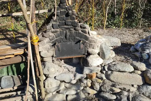 Panchine da giardino, tavoli e aree di cottura, tettoie e recinzioni che sono state poste senza permesso verranno rimosse, in quanto si trovano nell'area di possibile inondazione del Passirio di proprietà demaniale. (Foto: ASP/Ufficio sistemazione bacini montani Ovest)