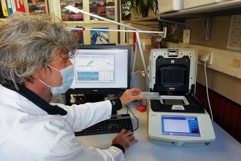 Personale tecnico del Laboratorio Analisi alimenti e sicurezza dei prodotti durante la determinazione di organismi geneticamente modificati tramite lo strumento Realtime PCR