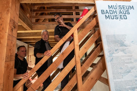 Visita al museo con lo storico Sebastian Marseiler (al centro): Il presidente Arno Kompatscher (a destra) e l'assessore provinciale Massimo Bessone (a sinistra). (Foto: ASP/Ivo Corrá)