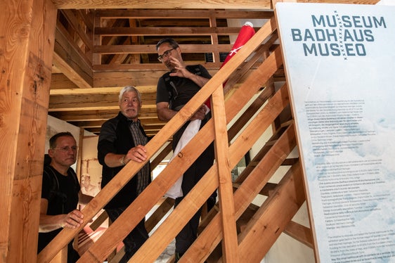 Visita al museo con lo storico Sebastian Marseiler (al centro): Il presidente Arno Kompatscher (a destra) e l'assessore provinciale Massimo Bessone (a sinistra). (Foto: ASP/Ivo Corrá)