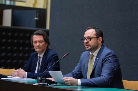 Sui temi prettamente scolastici, illustrati ai dirigenti prima del punto stampa, il vicepresidente Galateo (nella foto con il sovrintendente Gullotta) ha parlato di formazione e politiche educative partendo da innovazione, plurilinguismo e competenze digitali (Foto: ASP/Greta Stuefer)