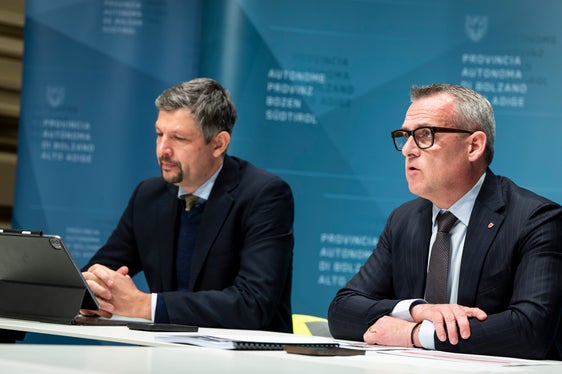 Bei den zu bauenden Infrastrukturen sei es wichtig, dass die Menschen rasch die Umsetzung sehen würden, sagte Landesrat Christian Bianchi, zuständig für Hochbau, Valorisierung des Vermögens, Grundbuch und Kataster und erinnerte daran, dass derzeit 172 Vorhaben verfolgt würden. (Foto: LPA/Fabio Brucculeri)