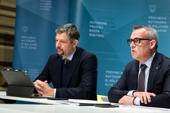 Bei den zu bauenden Infrastrukturen sei es wichtig, dass die Menschen rasch die Umsetzung sehen würden, sagte Landesrat Christian Bianchi, zuständig für Hochbau, Valorisierung des Vermögens, Grundbuch und Kataster und erinnerte daran, dass derzeit 172 Vorhaben verfolgt würden. (Foto: LPA/Fabio Brucculeri)