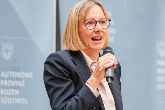 Arbeitgeber, die eine gute Vereinbarkeit zwischen Beruf und Privatleben bieten, sind im Wettbewerb um Fachkräfte aber deutlich im Vorteil, erinnert Arbeits- und Personallandesrätin Magdalena Amhof. (Foto: LPA/Bernhard Aichner)